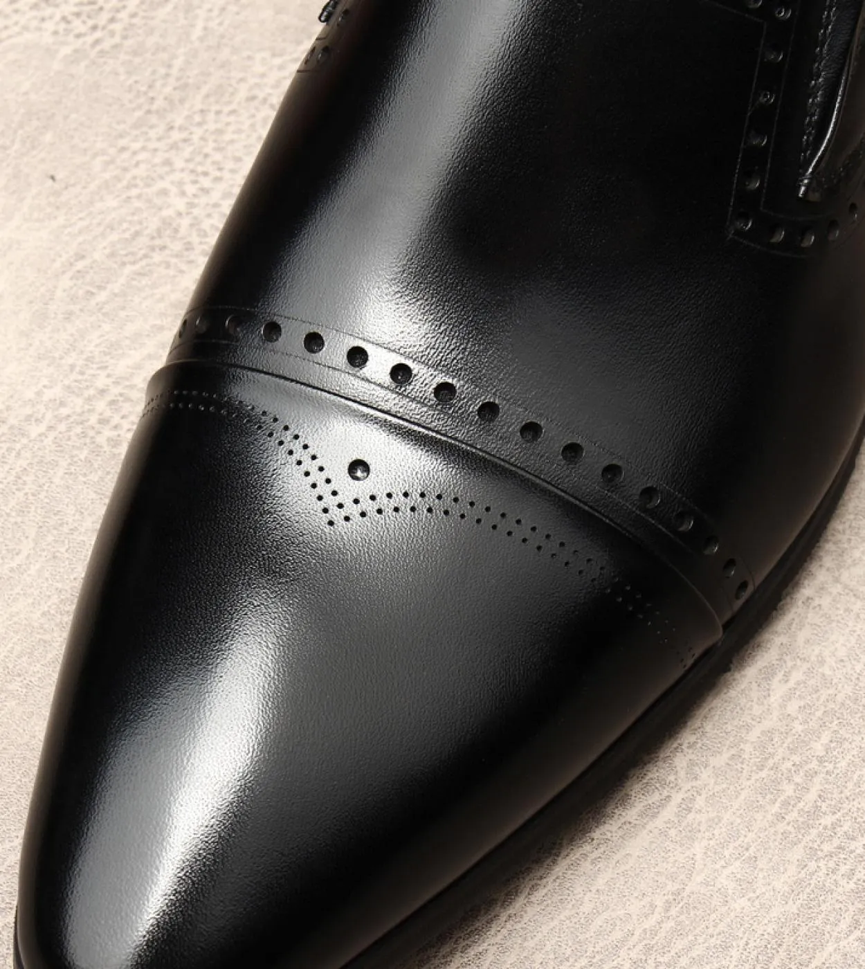 Scarpe eleganti derby da uomo di lusso Marca vera pelle Nuovo design fatto a mano Slip On Pointed Toe Man Wedding Business Loafe
